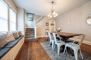 Spacious Duplex for 14 in Downtown