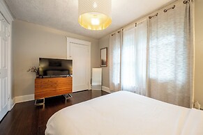 Spacious Duplex for 14 in Downtown