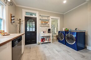 Spacious Duplex for 14 in Downtown