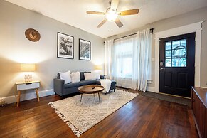 Spacious Duplex for 14 in Downtown