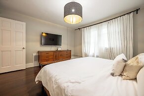 Spacious Duplex for 14 in Downtown