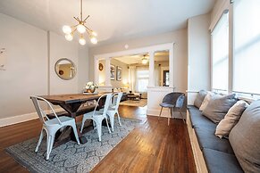 Spacious Duplex for 14 in Downtown