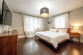 Spacious Duplex for 14 in Downtown