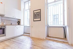 Cozy 2BR Apt With Great Connectivity