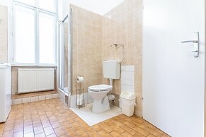 Cozy 2BR Apt With Great Connectivity