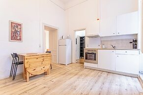 Cozy 2BR Apt With Great Connectivity