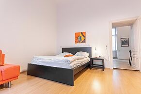 Cozy 2BR Apt With Great Connectivity