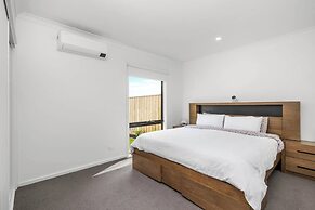 Modern Highton Hideaway Quiet Townhouse Comfort