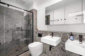 Modern Highton Hideaway Quiet Townhouse Comfort