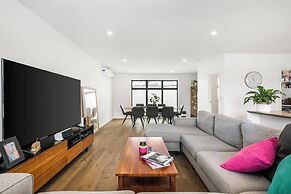 Modern Highton Hideaway Quiet Townhouse Comfort