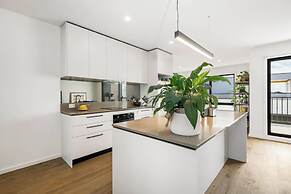 Modern Highton Hideaway Quiet Townhouse Comfort