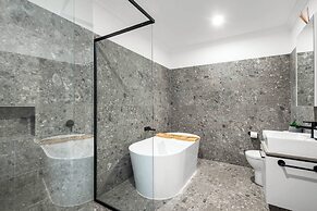 Modern Highton Hideaway Quiet Townhouse Comfort