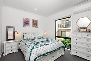 Modern Highton Hideaway Quiet Townhouse Comfort