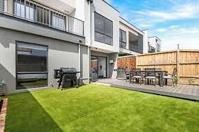 Modern Highton Hideaway Quiet Townhouse Comfort