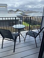 Modern Highton Hideaway Quiet Townhouse Comfort