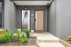 Modern Highton Hideaway Quiet Townhouse Comfort