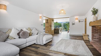 2 Mere Pits Cottages
