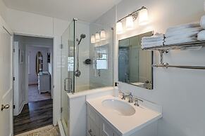 Walk to Beach & Dtwn Dining! Avalon Coastal Escape