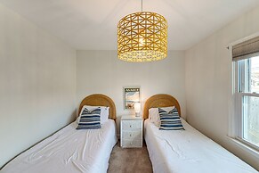 Walk to Beach & Dtwn Dining! Avalon Coastal Escape