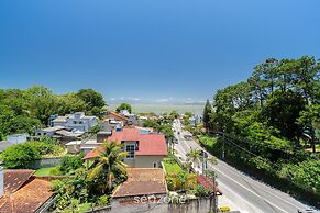 Estúdio premium com varanda e sol da manhã SGR0217