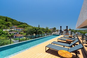 Estúdio premium com varanda e sol da manhã SGR0217