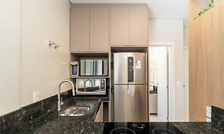 Estúdio premium com varanda e sol da manhã SGR0217