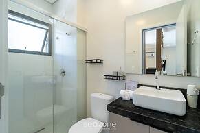 Estúdio premium com varanda e sol da manhã SGR0217