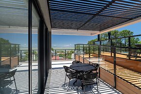 Estúdio premium com varanda e sol da manhã SGR0217