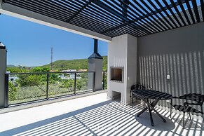 Estúdio premium com varanda e sol da manhã SGR0217