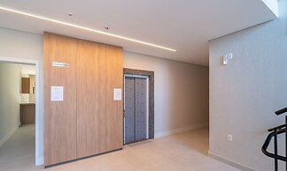 Estúdio premium com varanda e sol da manhã SGR0217