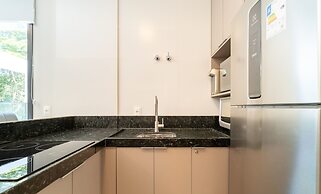 Estúdio premium com varanda e sol da manhã SGR0217