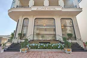 LYNS HOTEL
