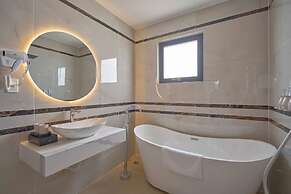 LYNS HOTEL