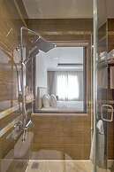 LYNS HOTEL
