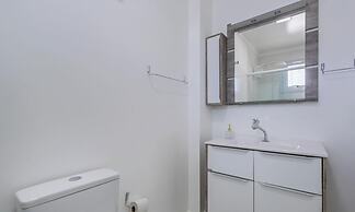 Apt w/ BBQ & Balcony, 450m From the Beach Sit1202