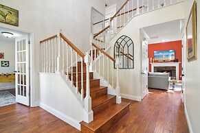 Rustic Hideaway - Great Location + Pet Friendly!