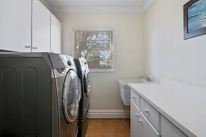 Rustic Hideaway - Great Location + Pet Friendly!