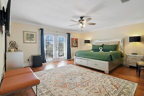 Rustic Hideaway - Great Location + Pet Friendly!