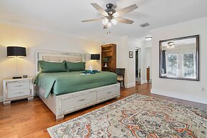 Rustic Hideaway - Great Location + Pet Friendly!