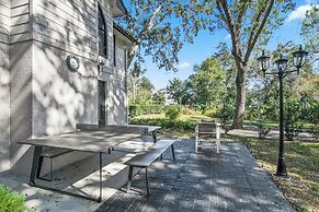 Rustic Hideaway - Great Location + Pet Friendly!