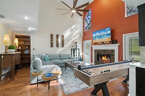 Rustic Hideaway - Great Location + Pet Friendly!