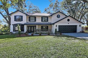 Rustic Hideaway - Great Location + Pet Friendly!