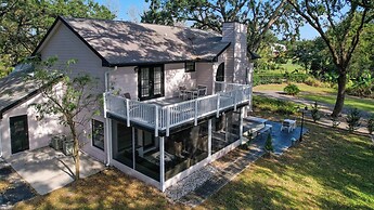 Rustic Hideaway - Great Location + Pet Friendly!