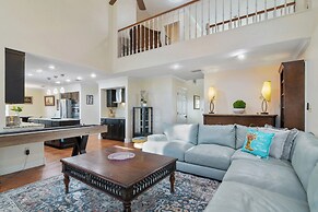 Rustic Hideaway - Great Location + Pet Friendly!