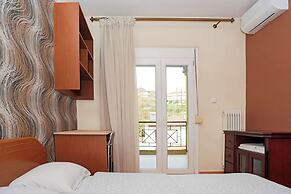 Central Grevena Retreat With Mountain Views