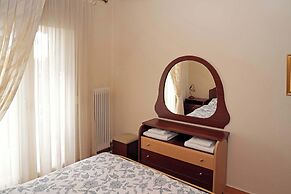 Central Grevena Retreat With Mountain Views