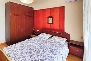 Central Grevena Retreat With Mountain Views