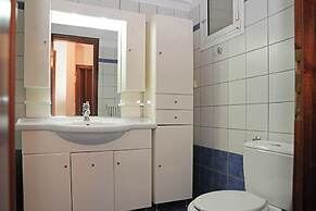 Central Grevena Retreat With Mountain Views