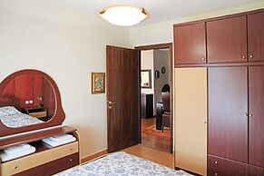 Central Grevena Retreat With Mountain Views