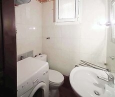 Central Grevena Retreat With Mountain Views